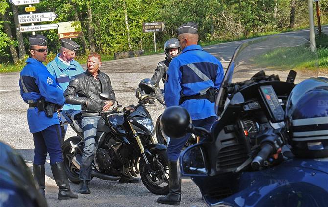 Forum 1 imgprofile 604 des gendarmes a la rencontre des motards au col du wettstein photo archives dna nicolas pinot1