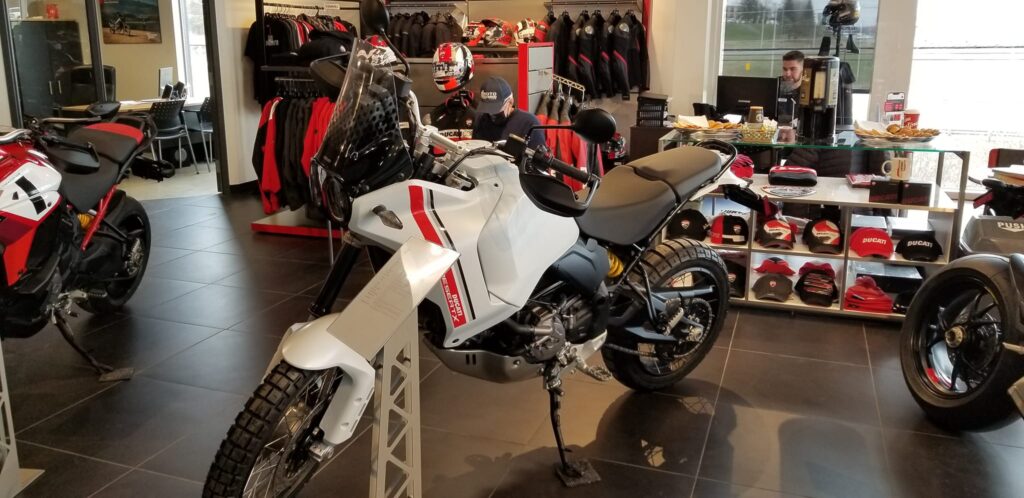 Lancement de la Ducati Desert X chez Mot... 2 Lancement de la Ducati Desert X chez Mot