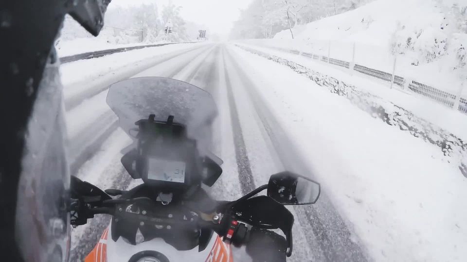 Dans la neige a moto En Italie la Police